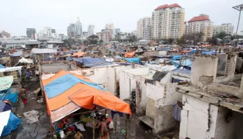 People in Karail slum are seen by the high-rise buildings in Gulshan, Dhaka. Prothom Alo File Photo