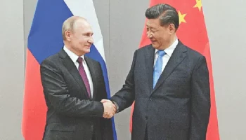 ইউক্রেন যুদ্ধ এখন ডলার আধিপত্যের বিরুদ্ধে চীন-রাশিয়ার পাল্টা যুদ্ধে রূপ নিচ্ছে। রাশিয়ার প্রেসিডেন্ট ভ্লাদিমির পুতিন (বাঁয়ে) ও চীনের প্রেসিডেন্ট সি চিন পিংরয়টার্সের ফাইল ছবি