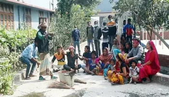বেতনের দাবিতে কুষ্টিয়া আদালত প্রাঙ্গণে পরিচ্ছন্নতাকর্মীদের বিক্ষোভফাইল ছবি