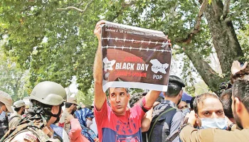 ২০১৯ সালে ভারতের সংবিধান থেকে জম্মু-কাশ্মীরের বিশেষ মর্যাদা তুলে দেওয়া হয় ছবি: রয়টার্স